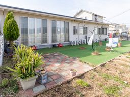 緑あふれる庭と建物