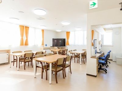 明るい共用ダイニングスペース