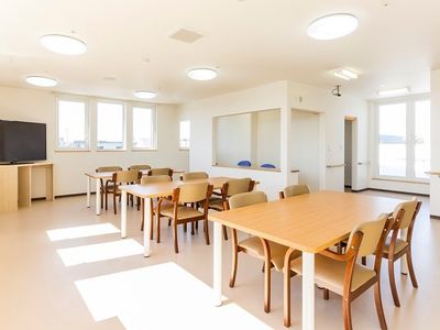 明るい共用ダイニングルーム