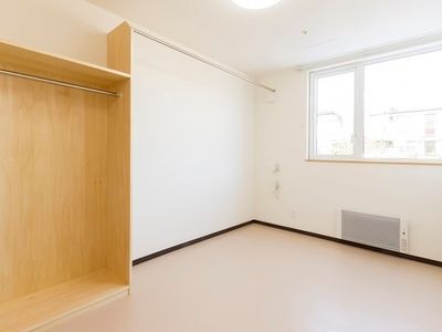 明るいシンプルな居室