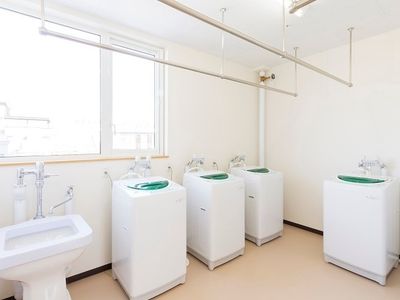 清潔な洗面台と洗濯機