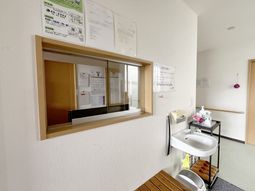 洗面台と掲示物の壁