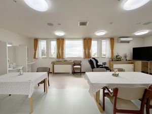 自然光が差し込むラウンジ