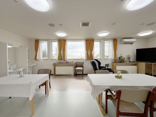 自然光が差し込むラウンジ