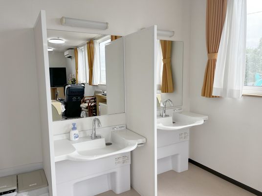 明るい洗面台の空間