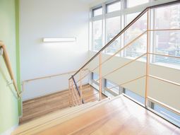 明るい通路の階段