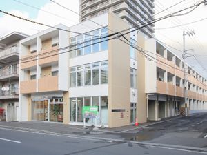 明るい外観の建物エントランス
