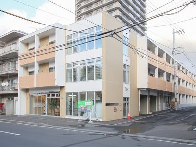 明るい外観の建物エントランス