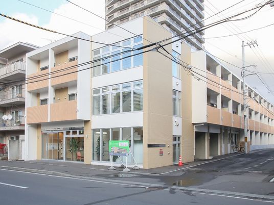 明るい外観の建物エントランス