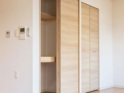 明るいクローゼットのある部屋