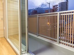 明るい部屋とバルコニー