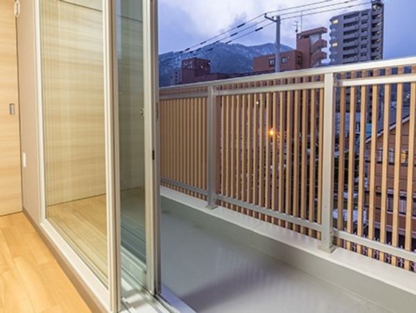 明るい部屋とバルコニー
