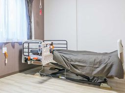 調整可能な寝台とカーテン