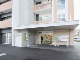 モダンな建物のエントランス
