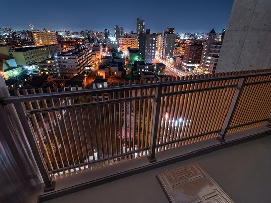 夜景を望むバルコニー