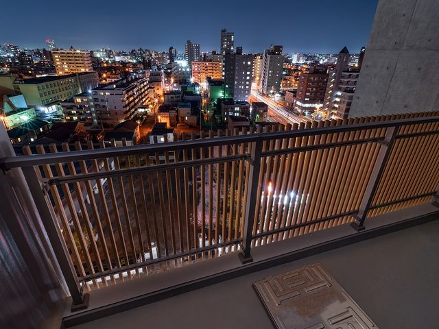 夜景を望むバルコニー ベランダ 開放感のあふれるバルコニーからは、周囲の街の光が煌びやかに広がっており、夜風を感じながらリラックスする空間です。