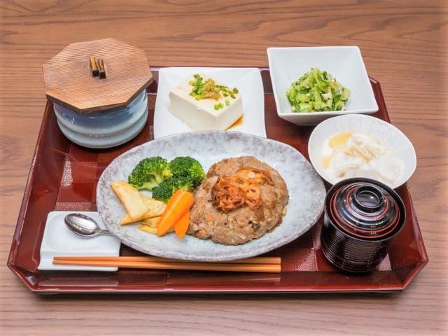 バランスの取れた食事メニュー 食事 栄養バランスを考えた美味しい食事を提供しており、健康的な生活をサポートいたします。