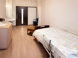 明るい居室の様子