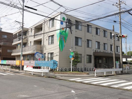 明るい外観の建物