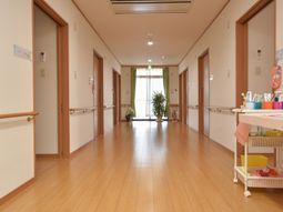 暖かみのある廊下の見通し
