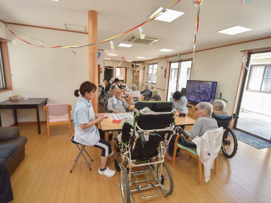 明るい居室の日常風景