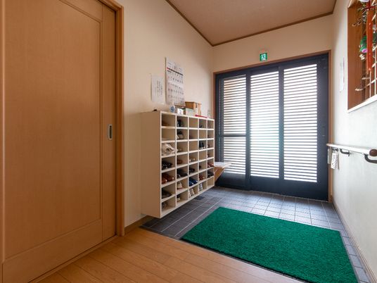 エントランスの靴箱とドア