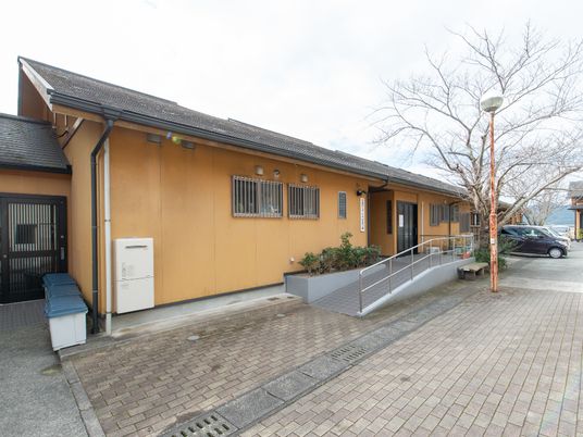 落ち着いた色の外観