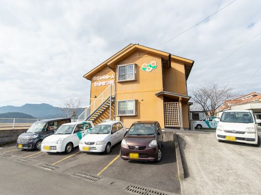 黄色い建物の外観