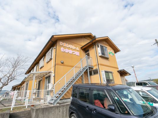 温もり感じるイエローの建物