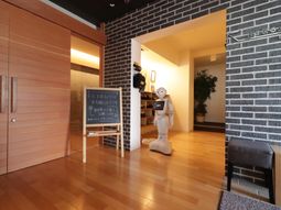 ロボットと掲示物のロビー