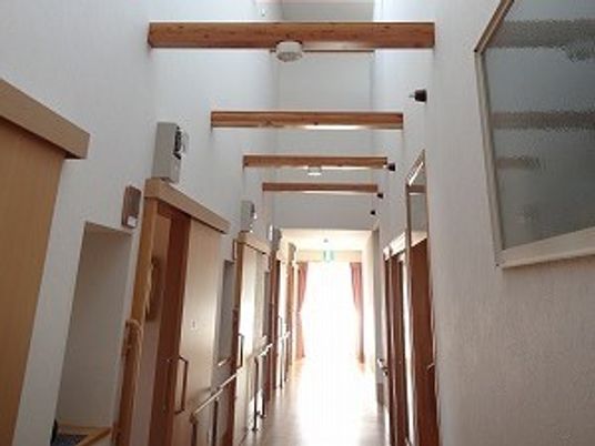 明るい木製の廊下