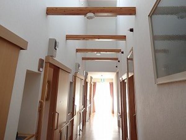 明るい木製廊下