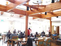 木目調の明るい共有スペース