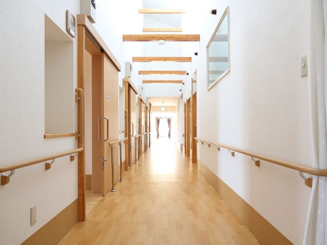 明るく広い廊下 通路 手すりが整備された明るい廊下です。安心して歩行できる環境が整っており、快適な勤務が期待できます。