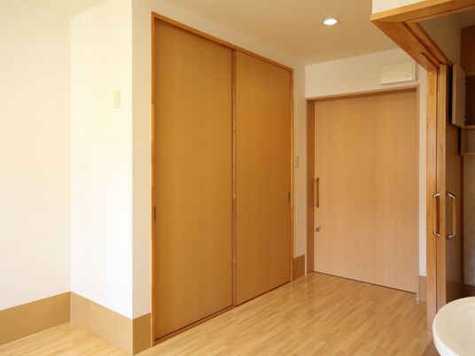 明るい居室のドア