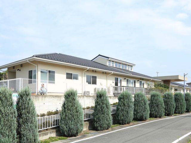 外観の落ち着いた建物 外観 ゆったりとしたバルコニーが特徴の建物外観です。ここからの眺めは、快適な毎日の一部となるでしょう。
