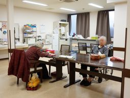 居室で過ごす人々