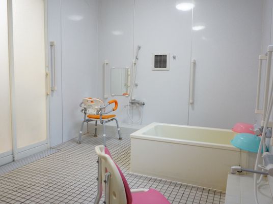 手すり付き明るい浴室