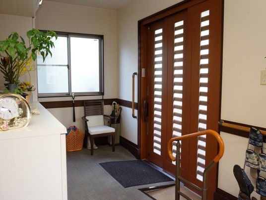 玄関の扉と受付エリア
