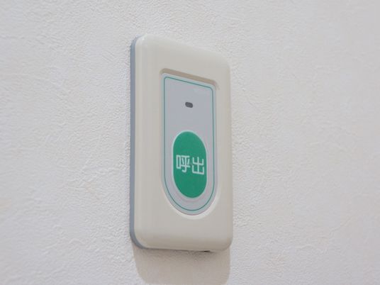 壁に取り付けられた呼出ボタン