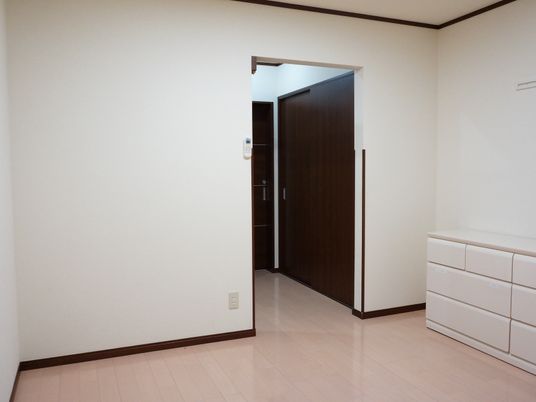 シンプルな洋室の一角