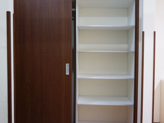 茶色の扉付きクローゼット