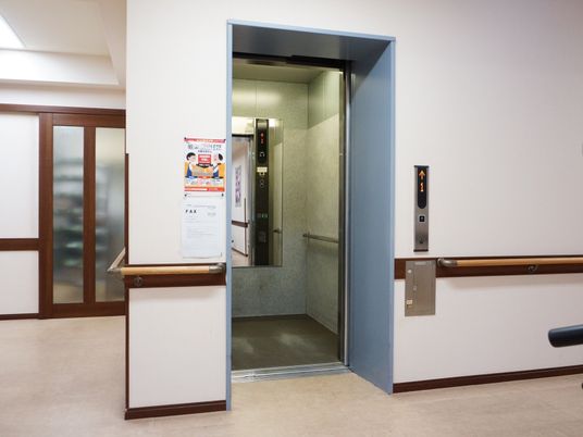 バリアフリー設計のエレベーター
