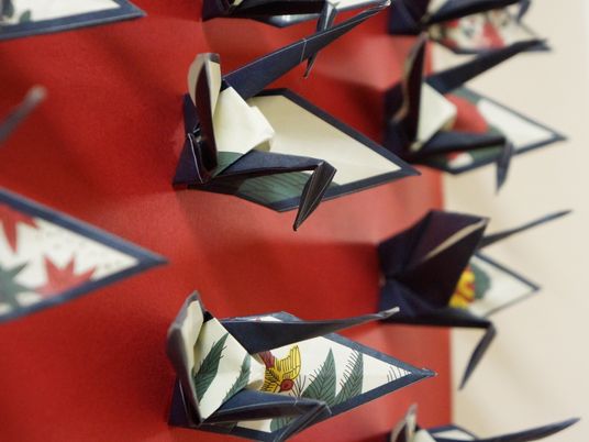 壁に飾られた折り鶴