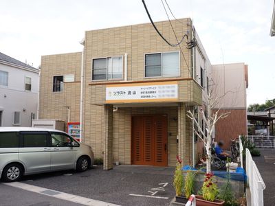 清潔感のある建物エントランス