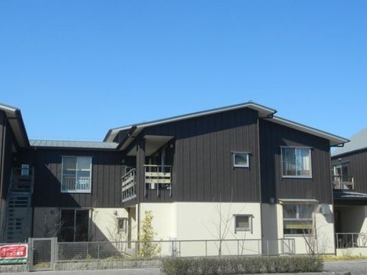 現代的な外観の建物