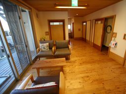 木目調の落ち着いた空間