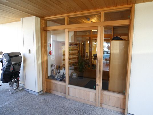 木製の明るいエントランス
