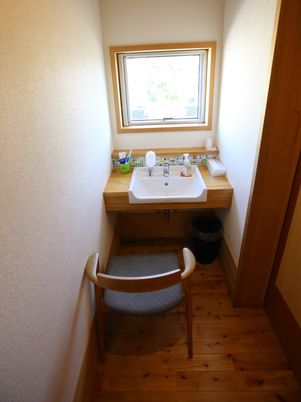 清潔な個室の洗面所