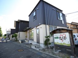 施設の入口と看板